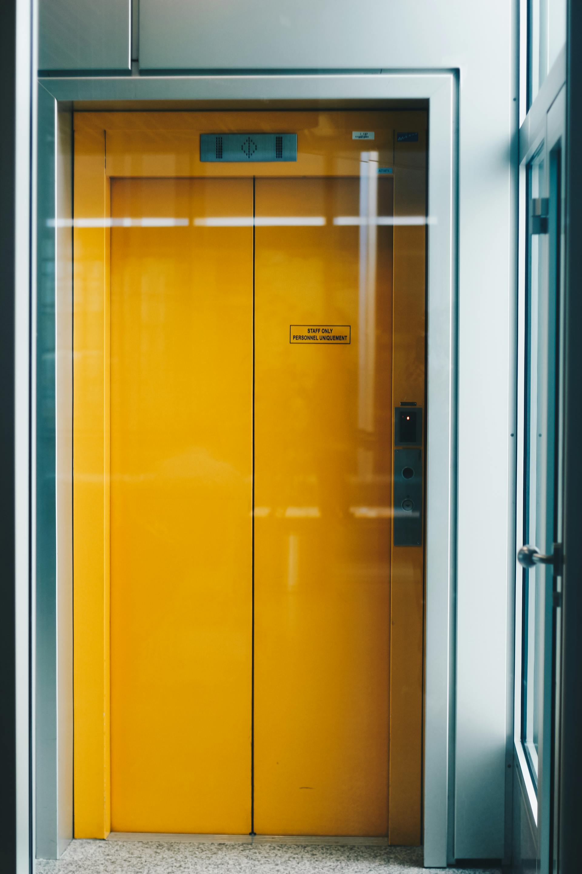 inside-weather-Uxqlfigh6oE-unsplash